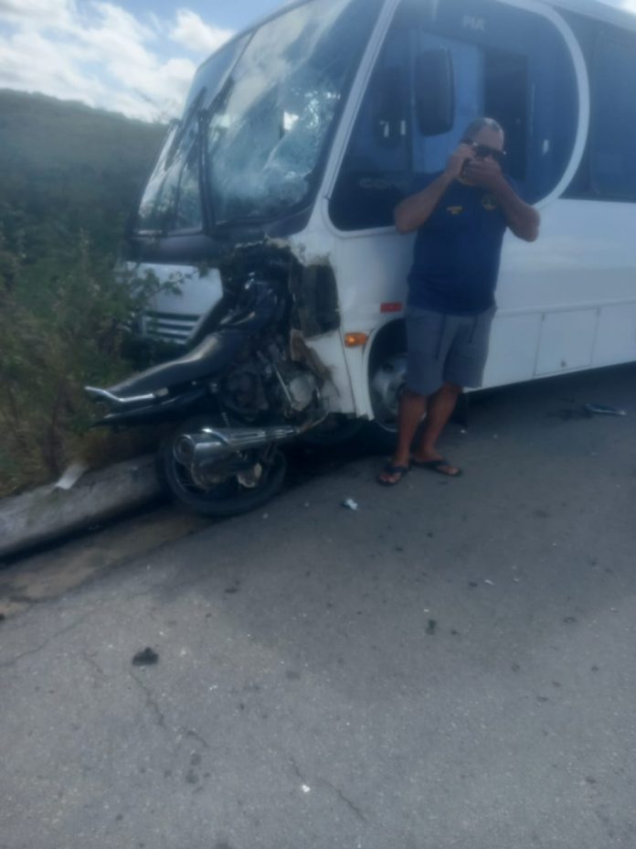 VÍDEO E FOTOS: Motociclista morre após colisão frontal com micro-ônibus na BR-304