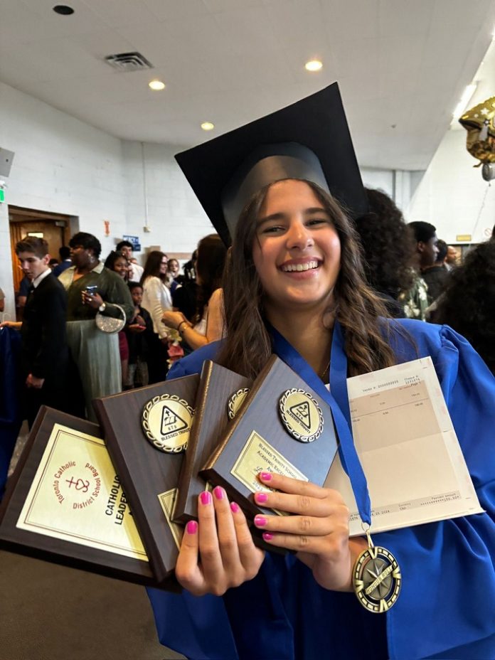 Após oito anos na Maple Bear Natal, estudante se muda pro Canadá e recebe seis prêmios em formatura do ensino fundamental
