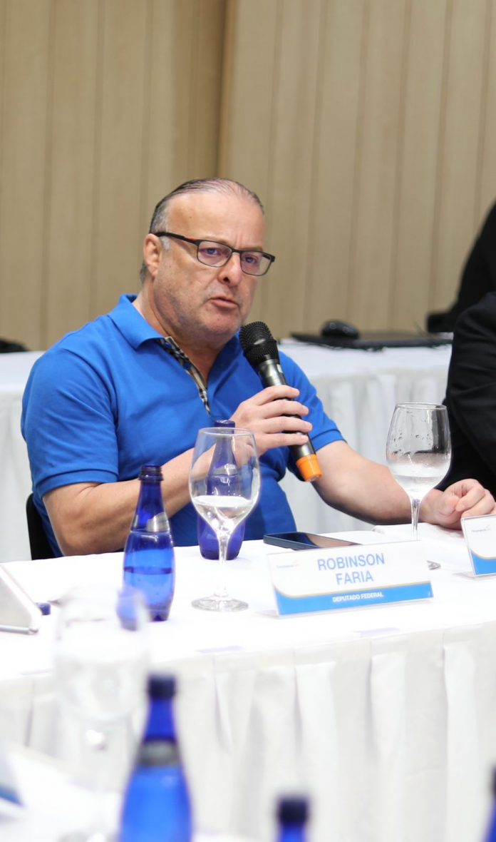 “Só bastava o governo não atrapalhar”, afirma o deputado Paulinho Freire em debate sobre a Reforma Tributária