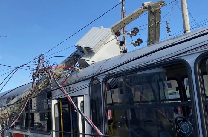 Poste cai em cima do teto de ônibus na principal do Bancários, em João Pessoa