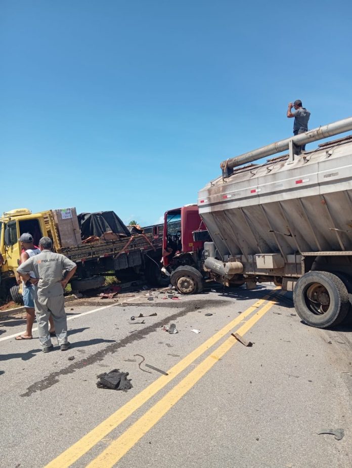 Acidente entre dois caminhões e carro interdita trecho da BR-101 Norte, na Grande Natal