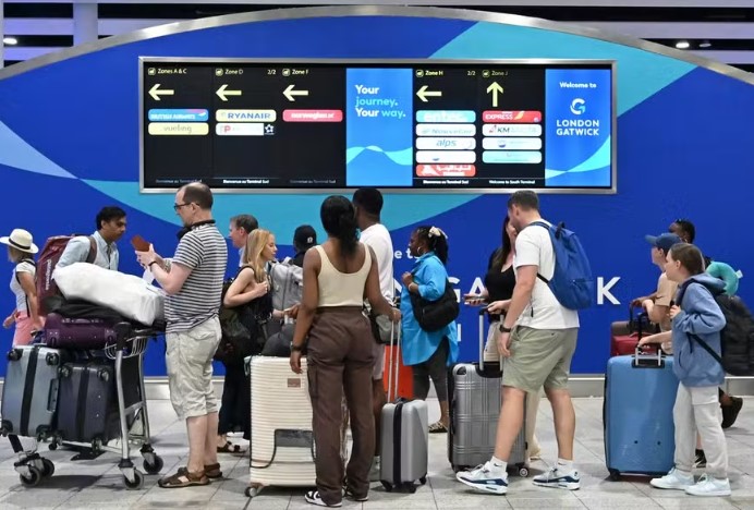 Com mais de 18 mil atrasos em voos, companhias aéreas retomam serviços gradualmente após apagão cibernético