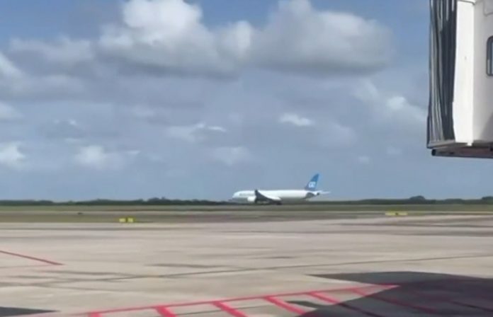 Avião da Air Europa que fez pouso de emergência após turbulência deixa Aeroporto de Natal após oito dias