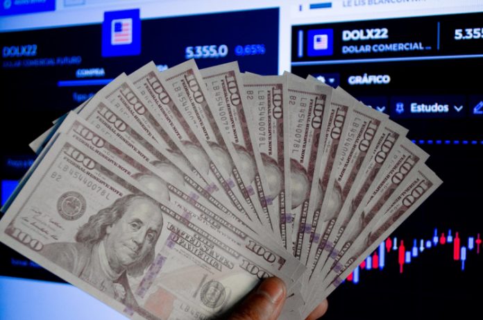 Dólar tem queda moderada e fecha a R$5,40, apesar de ruído fiscal doméstico