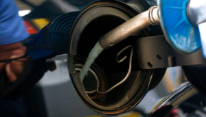 Gasolina se aproxima dos R$ 6 e bate recorde no governo Lula