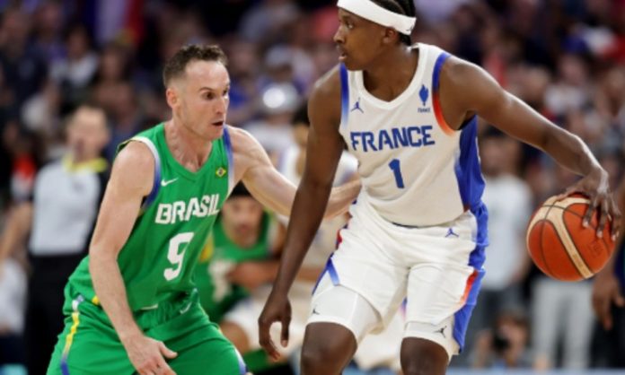Brasil faz jogo duro com a França, mas perde na estreia para os donos da casa