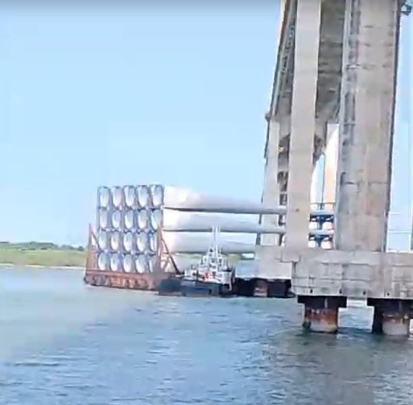 VÍDEO: Embarcação bate em pilar da Ponte Newton Navarro, em Natal