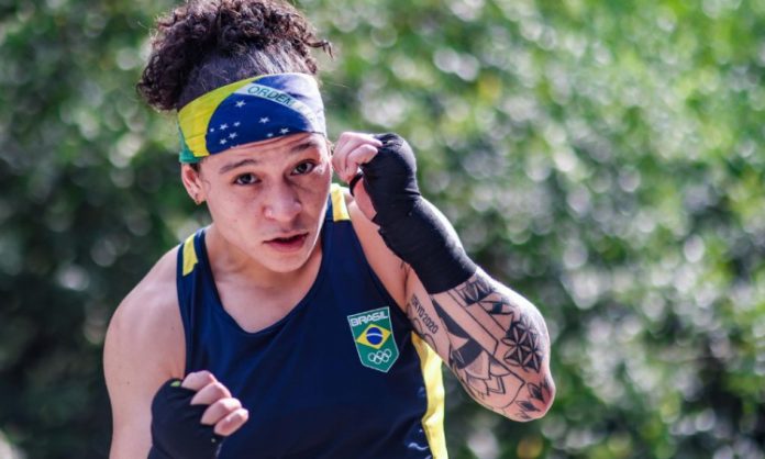 Boxe: Bia Ferreira vence em sua estreia em Paris e vai às quartas de final