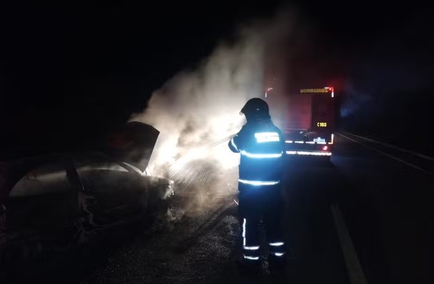 Homem é encontrado morto com marcas de tiros ao lado de carro em chamas na BR-101 no litoral Norte potiguar