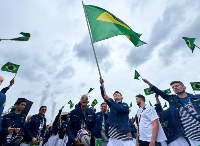 Paris 2024: Brasil desfila com 50 atletas e mostra animação no Rio Sena
