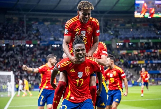 Espanha marca no fim, bate a Inglaterra e se isola como maior campeã da Eurocopa