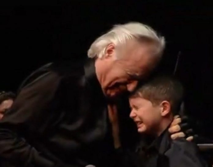 Saiba quem é o menino de 6 anos com autismo que fez o maestro João Carlos Martins chorar ao reger orquestra