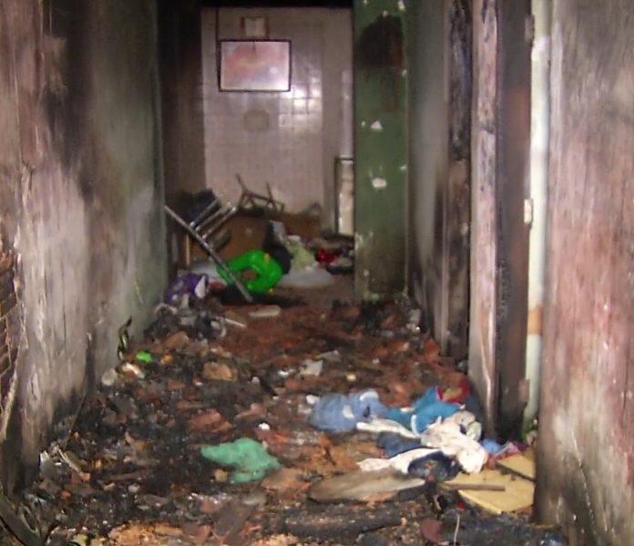 Casa fica destruída em incêndio após idoso sair para posto de saúde e deixar vela acesa