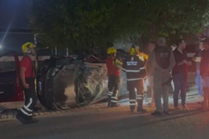 Carro envolvido em racha capota na Zona Sul de Natal