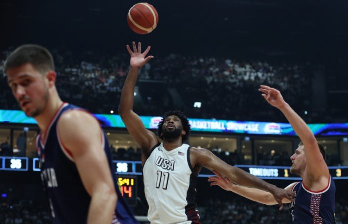 Joel Embiid, astro da NBA e da seleção americana, é hostilizado por franceses ao desembarcar em Paris