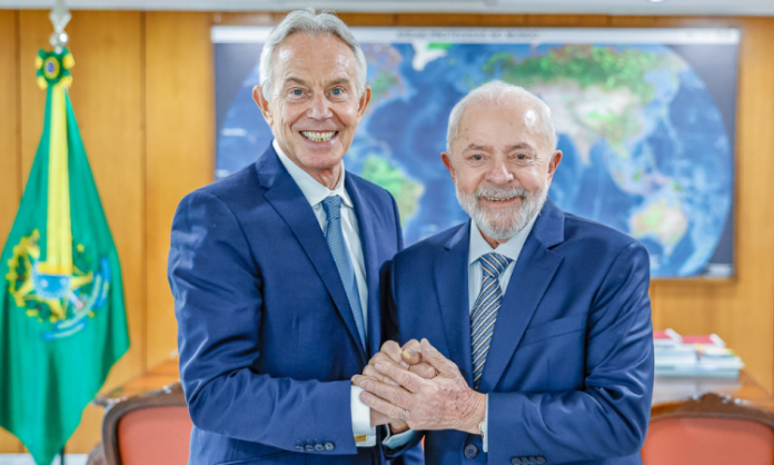 Lula e Blair conversam sobre a vitória do Partido Trabalhista britânico e geopolítica