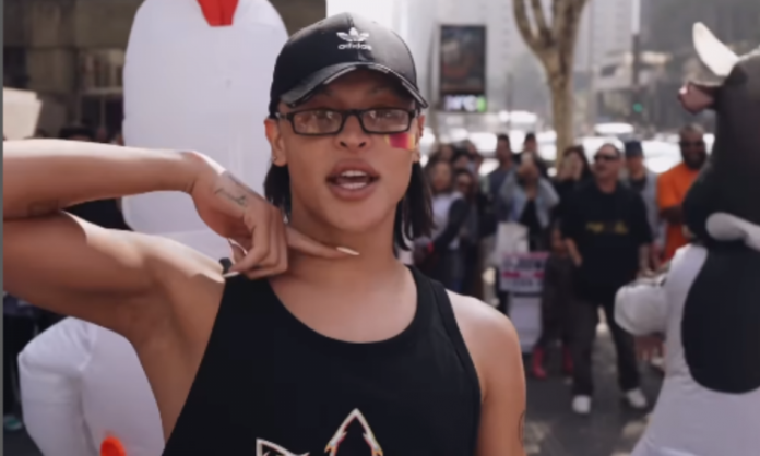 Pabllo Vittar surpreende fãs e aparece na Avenida Paulista para divulgar nova música