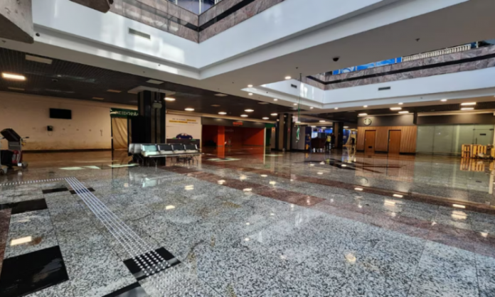 Aeroporto Salgado Filho retoma operações em Porto Alegre após inundação