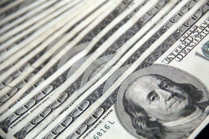 Dólar sobe 1,25% e atinge R$ 5,65, maior valor de fechamento em 20 dias