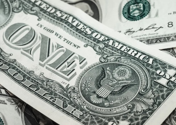 Dólar vai a R$ 5,58, com incerteza sobre corte de gastos