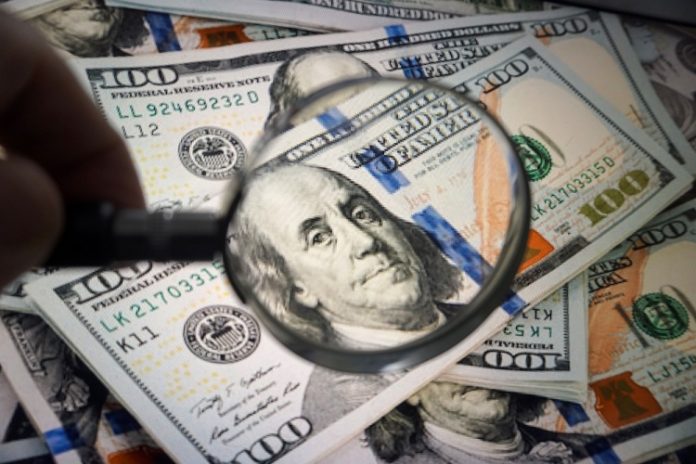 Dólar tem forte queda após fala de presidente do Fed, e Bolsa atinge maior sequência de altas