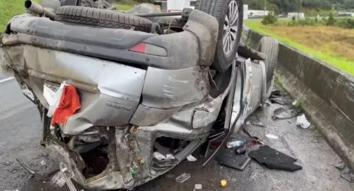 Dunga, ex-técnico da Seleção Brasileira, e esposa ficam feridos após carro capotar no Paraná