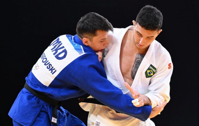 Guilherme Schimidt vence com facilidade e avança às oitavas de final do judô