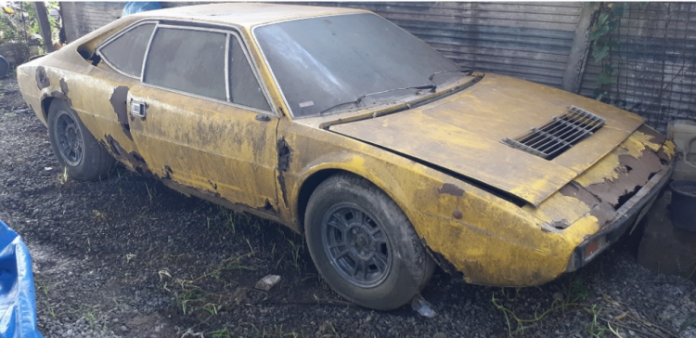 Ferrari Dino 208 GT4 1975 enferrujada é leiloada por R$ 122 mil