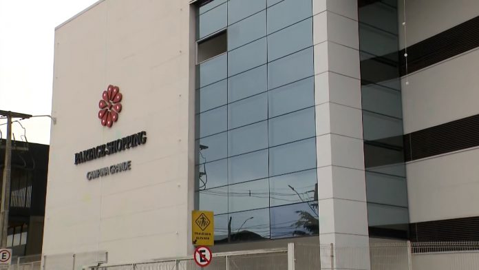 Shopping é multado por morte de consumidora que foi atingida por estrutura de fachada, em Campina Grande