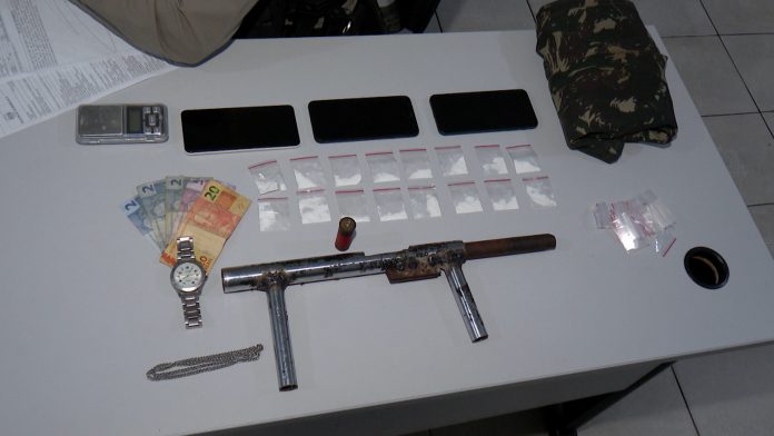PMPB prende quatro homens e apreende um adolescente com espingarda calibre 12 artesanal