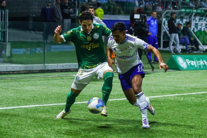 Palmeiras segura competitivo Cruzeiro, perde chances, mas vence e continua em 2º no Brasileirão