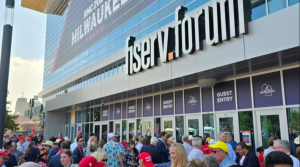 Homem com fuzil AK-47 e máscara de esqui é preso perto de convenção republicana nos EUA