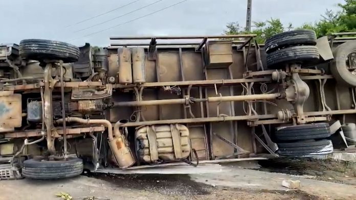 Motorista provoca tombamento de caminhão na BR-230 para evitar acidente mais grave