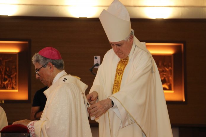 Arcebispo de Natal recebe imposição de pálio arquiepiscopal após benção do Papa Francisco; entenda etapa