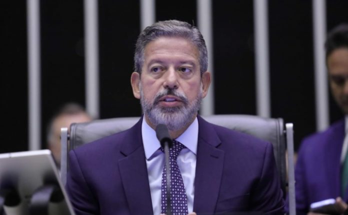 Lira dá início à votação da regulamentação da reforma tributária na Câmara