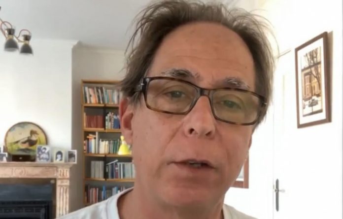 Pedro Cardoso diz que TV Globo está acabando: ‘Apesar de todos o problemas que ela tem’