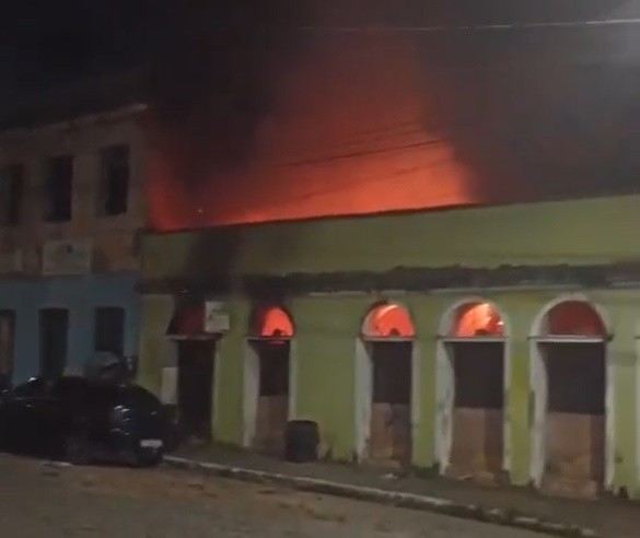 Incêndio destrói imóvel abandonado no Centro Histórico de João Pessoa