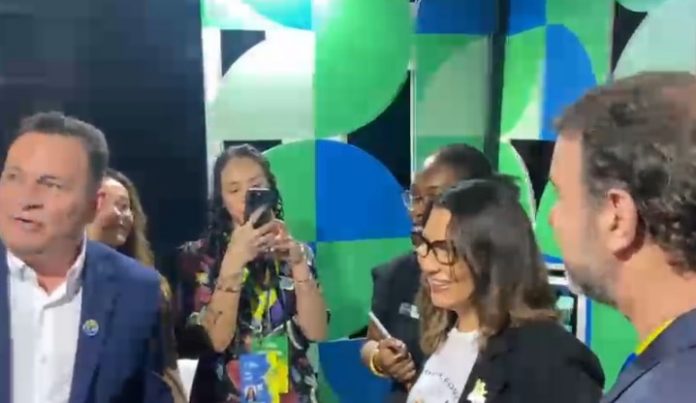 Janja visita Casa Brasil em Paris e jornalistas são empurrados por assessores e seguranças