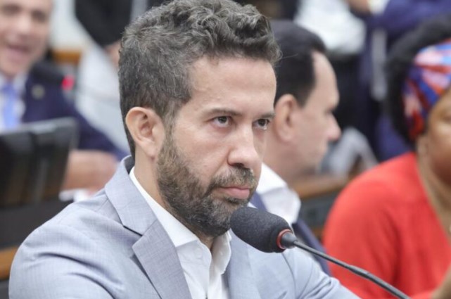 Janones debocha de atentado a Trump: “fakeada fazendo escola”