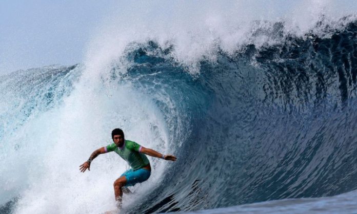 Chumbinho supera marroquino no final da prova e pega Medina nas quartas do surfe