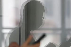 Brasil bate recorde com 211 casos de stalking contra mulheres por dia em 2023