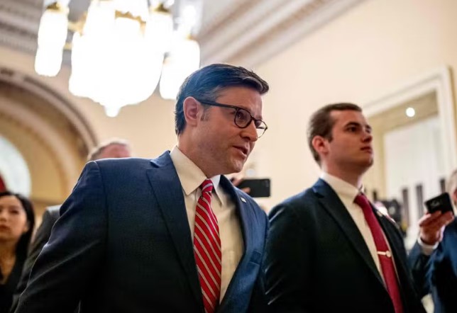 Líder republicano na Câmara pede renúncia de Biden após desistência de eleição