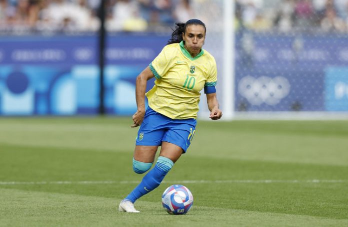 Com Marta expulsa, Brasil perda para Espanha e ‘seca’ rivais para avançar no futebol em Paris-2024