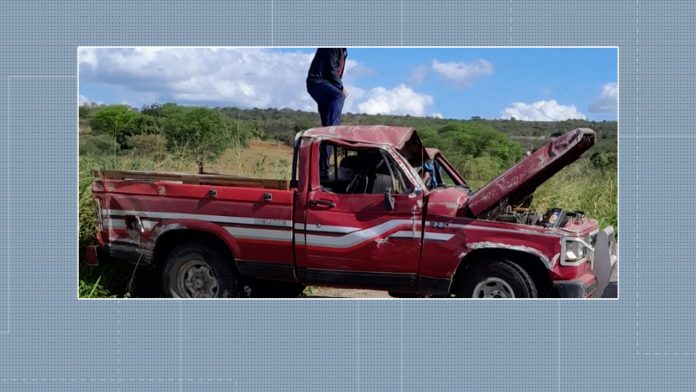 Caminhonete tomba com 23 pessoas dentro e acidente deixa três mortos na Paraíba