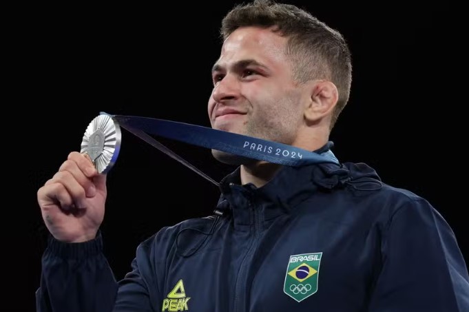 Qual o valor de uma medalha nas Olimpíadas? Saiba quanto o Brasil paga aos medalhistas