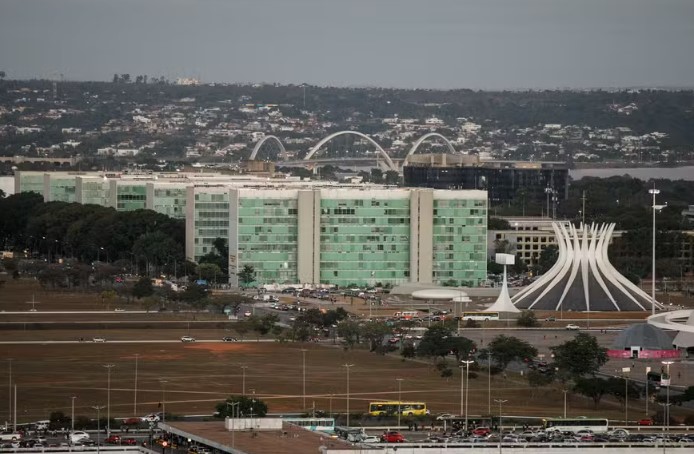 Governo Lula congela R$ 4,5 bilhões do PAC e R$ 1,1 bilhão em emendas. Saúde é o ministério mais afetado com R$ 4,4 bilhões