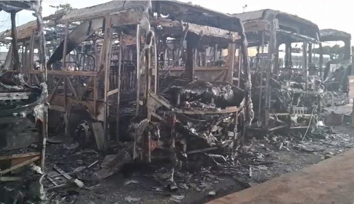Incêndio em garagem destrói 5 ônibus de transporte público de João Pessoa
