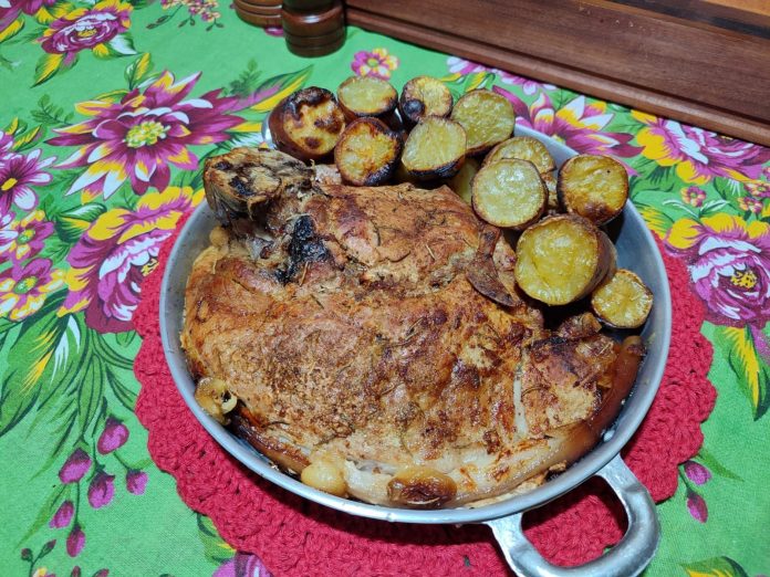 Aprenda como preparar um pernil suíno com batata doce