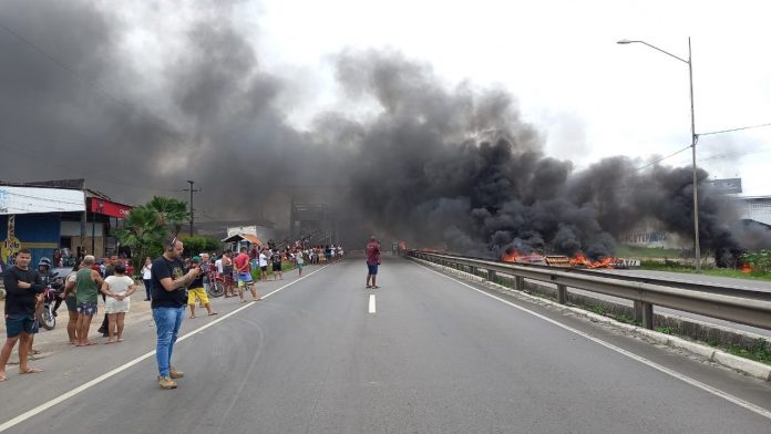 Manifestantes bloqueiam BR-101 em João Pessoa e pedem justiça após morte de jovens em Bayeux