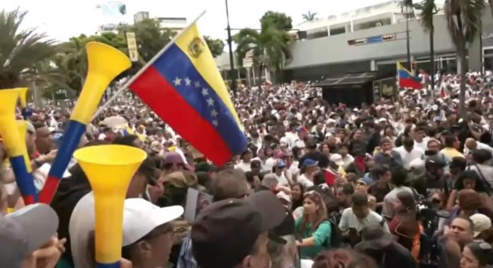 Pelo menos 749 pessoas foram detidas em protestos contra Maduro, na Venezuela, diz procurador-geral